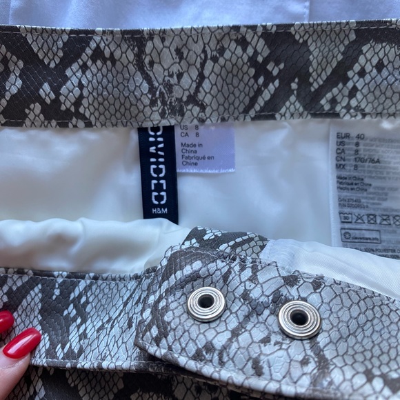 Faux leather beige snake skirt H&M size 8 but fits me (a size 4) worn once - Picture 5 of 6